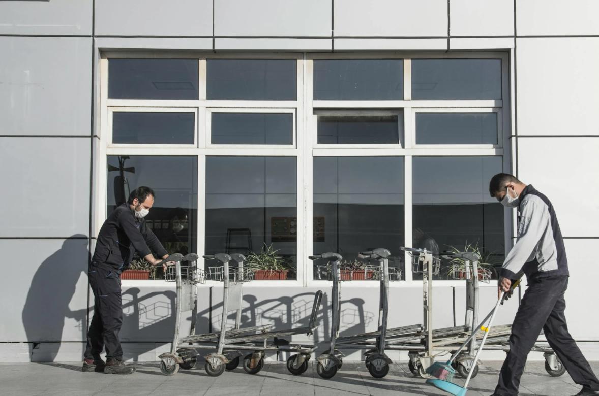 Wózek towarowy – niezastąpiony pomocnik w sklepie i magazynie